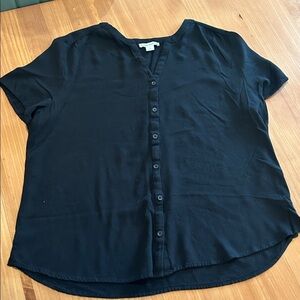 Black Amazon Essentials V-neck button down gathered shoulder short sleeve top XL